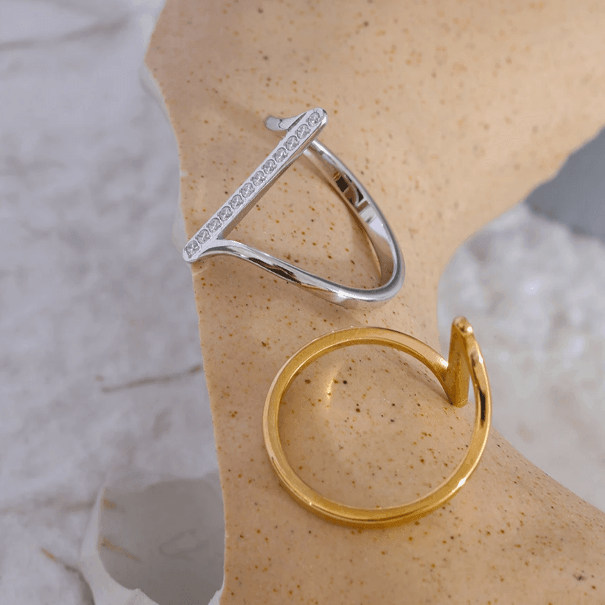 Anel Twisty com Pedras Banhado a Ouro 18K